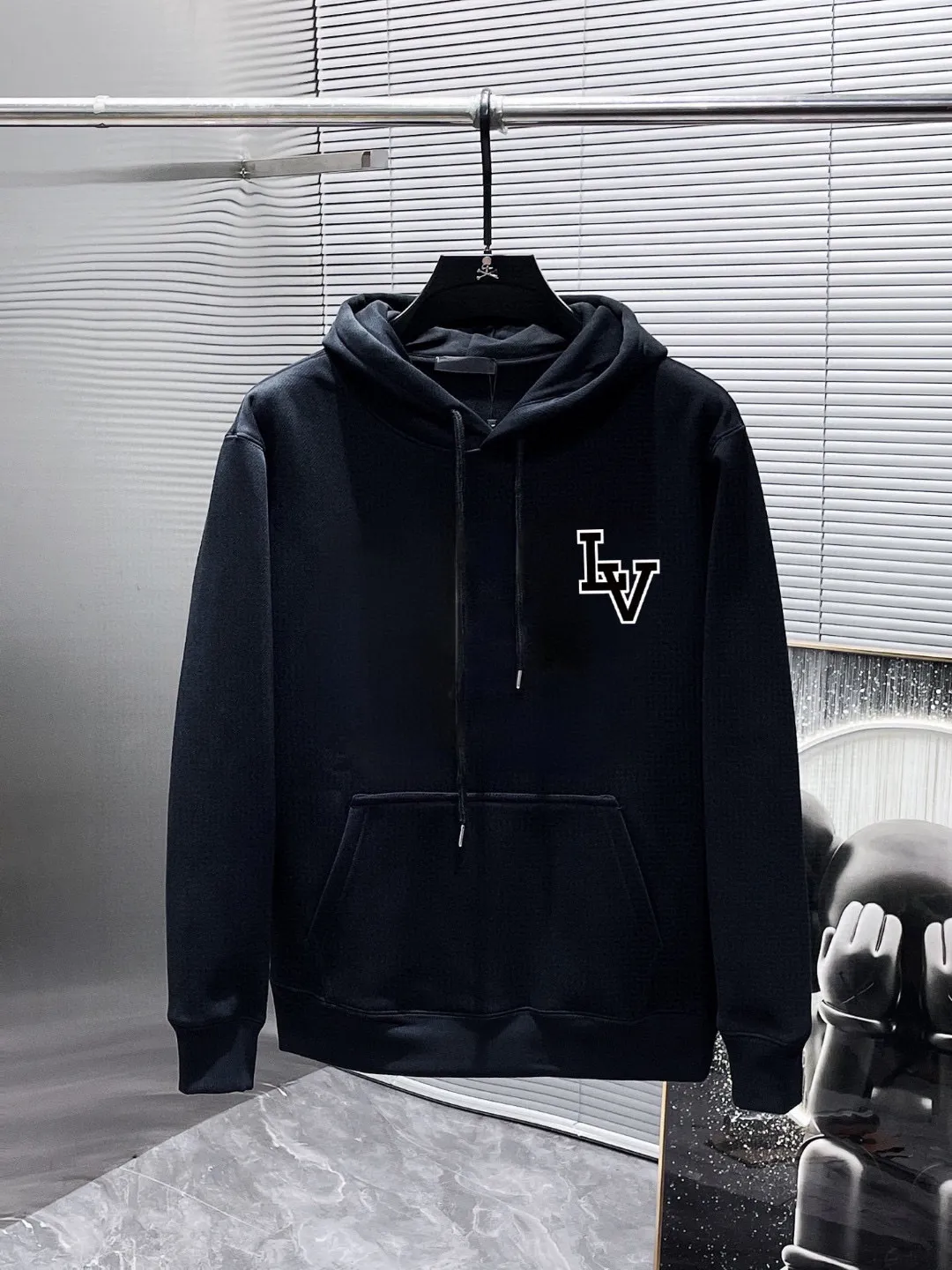 🅿️240 brand [LV Louis Vuitton] (good news for fat people) 2025ss autumn latest long-sleeved round-neck sweatshirt, on sale simultaneously on the official website. Refreshing and breathable. Made of top Tencel Roman. Comfortable and soft. 3D three-dimensional clarity. Super fashion sense. Great for gifting and keeping for yourself. Size: M-5XL (can wear up to 220 pounds)